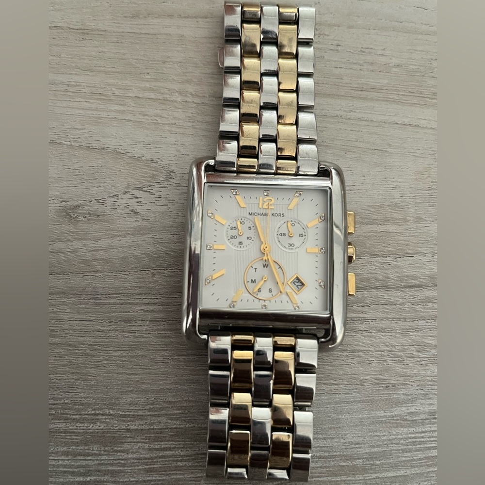 Michael Kors watch! Good condition! Minor scratches and rubbing. Offers welcome